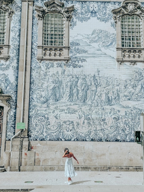 Vue arrière d'une femme debout contre le mur d'un bâtiment