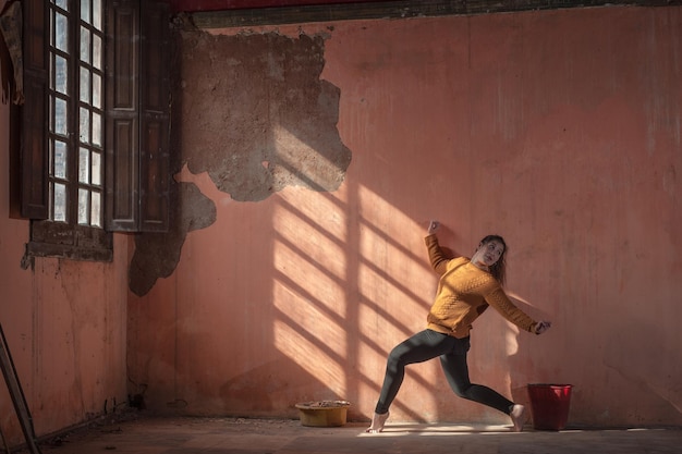 Vue arrière d'une femme debout dans un bâtiment abandonné