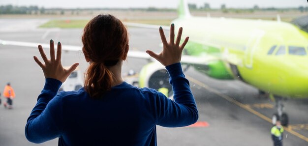 Photo vue arrière d'une femme debout dans un bus