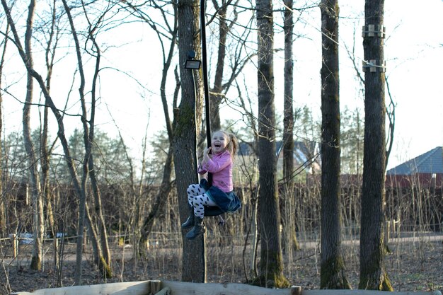 Photo vue arrière d'une femme debout dans la forêt