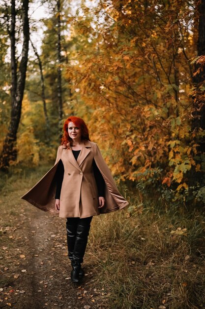 Vue arrière d'une femme debout dans la forêt