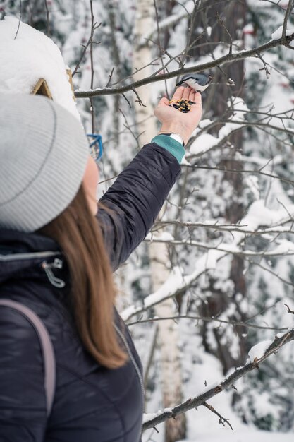 Photo vue arrière d'une femme debout dans la forêt