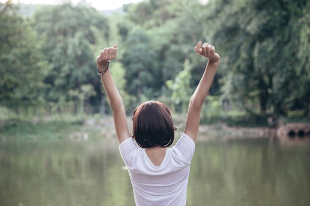 Vue arrière d'une femme debout dans le lac