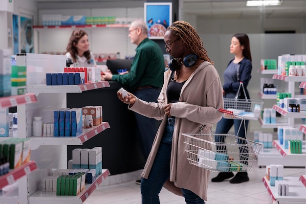 Photo vue arrière d'une femme debout dans un magasin