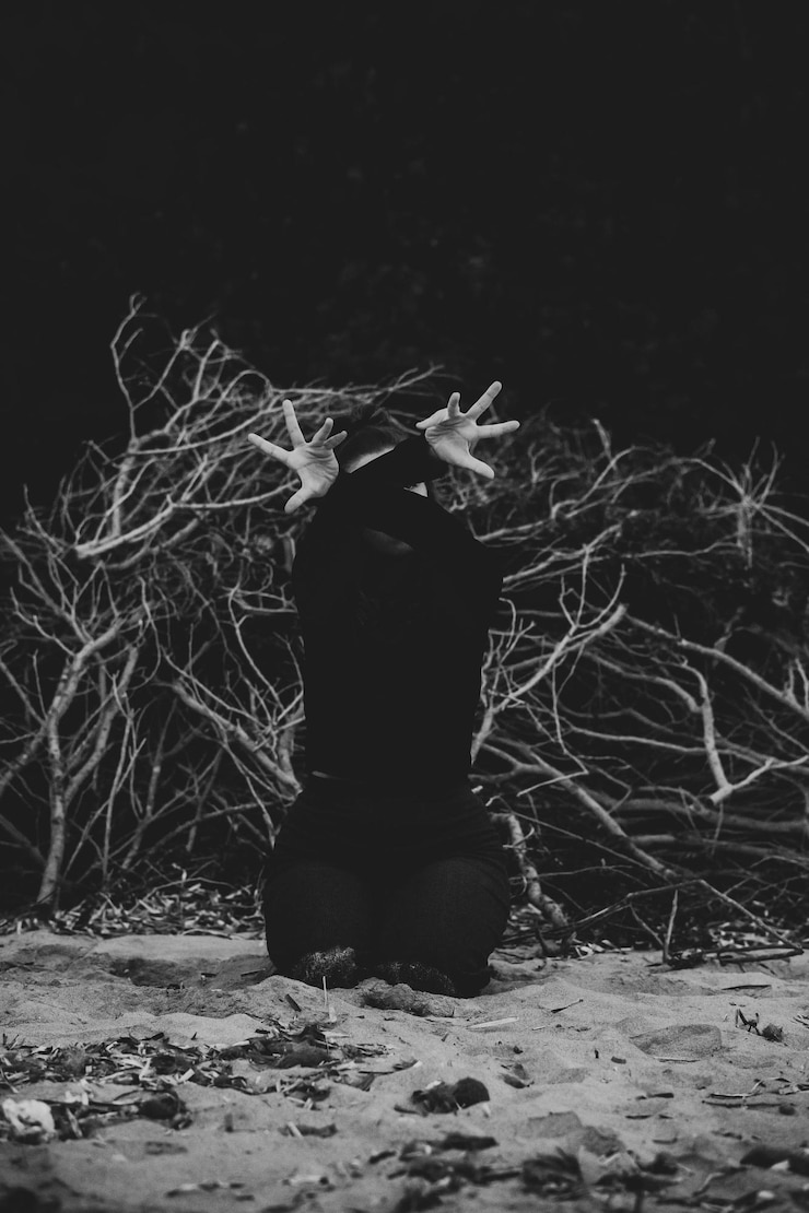 Photo vue arrière d'une femme debout dans la nature