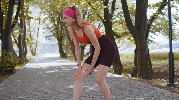 Photo vue arrière d'une femme debout dans le parc