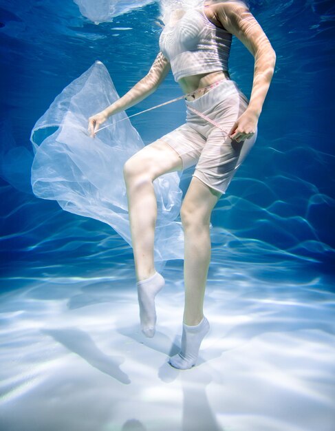 Photo vue arrière d'une femme debout dans une piscine