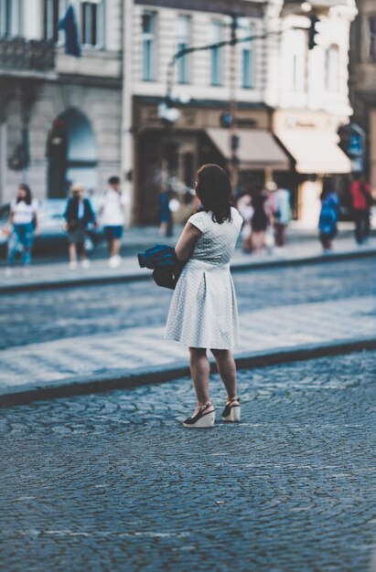 Photo vue arrière d'une femme debout dans la rue