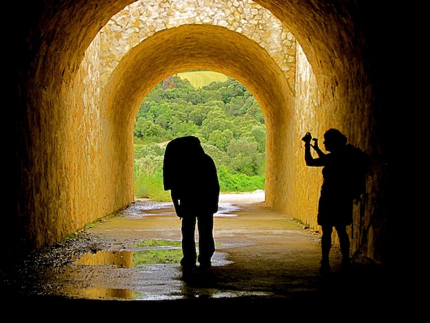 Photo vue arrière d'une femme debout dans un tunnel