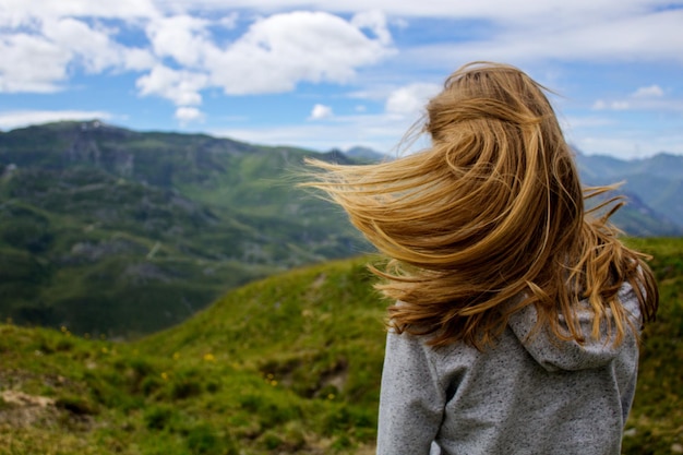 Vue arrière d'une femme debout dans la vallée