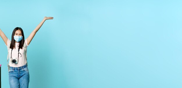 Photo vue arrière d'une femme debout sur un fond bleu