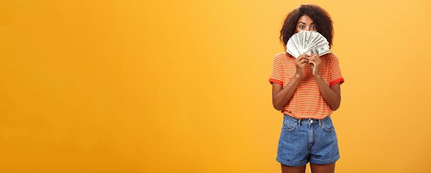 Photo vue arrière d'une femme debout sur un fond jaune