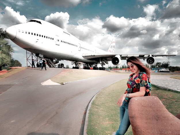 Photo vue arrière d'une femme debout sur la piste de l'aéroport