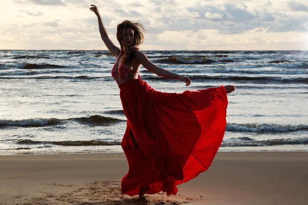 Photo vue arrière d'une femme debout sur la plage