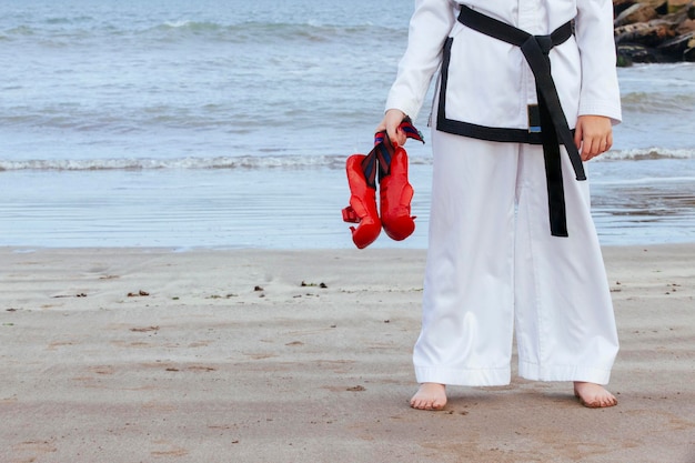 Photo vue arrière d'une femme debout sur la plage