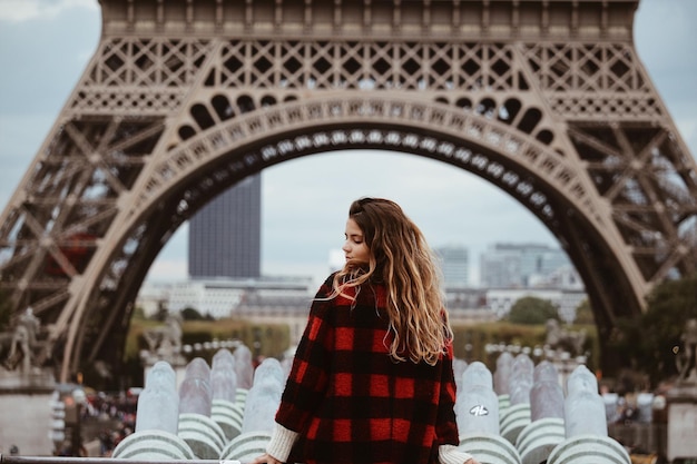 Photo vue arrière d'une femme debout sur un pont