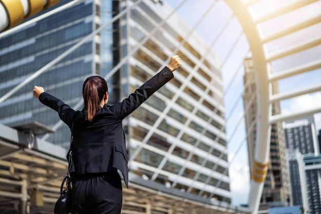 Photo vue arrière d'une femme debout près des bâtiments de la ville