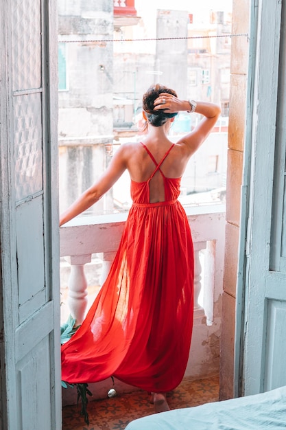 Photo vue arrière d'une femme debout près de la fenêtre