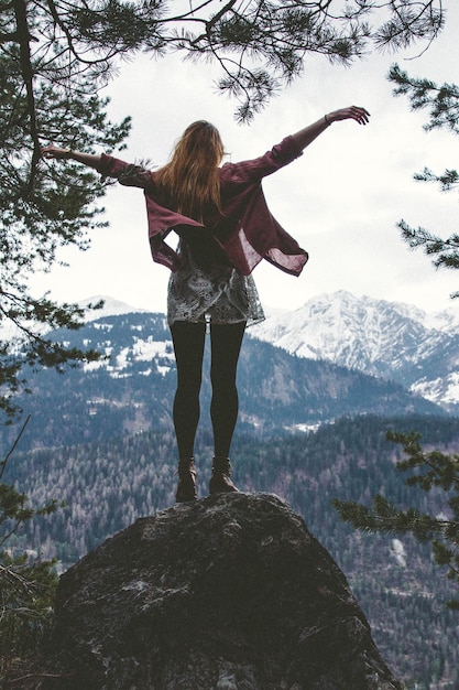 Vue arrière d'une femme debout sur un rocher