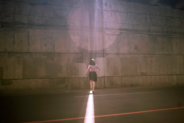 Vue arrière d'une femme debout sur la route