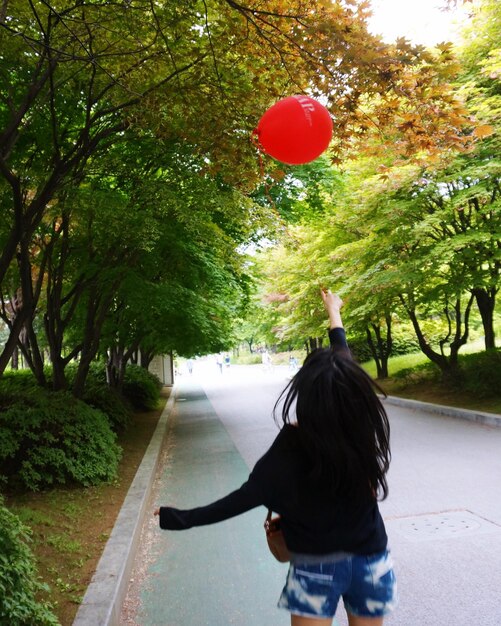 Photo vue arrière d'une femme debout sur la route