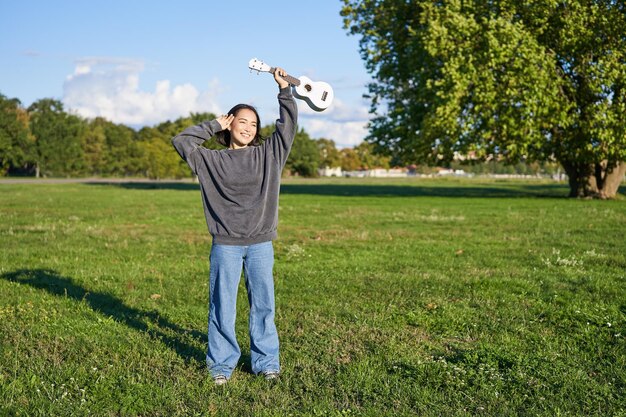 Photo vue arrière d'une femme debout sur le terrain