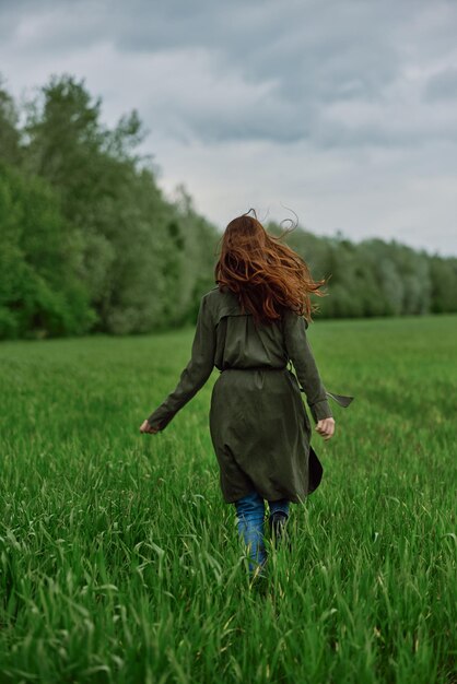 Photo vue arrière d'une femme debout sur le terrain