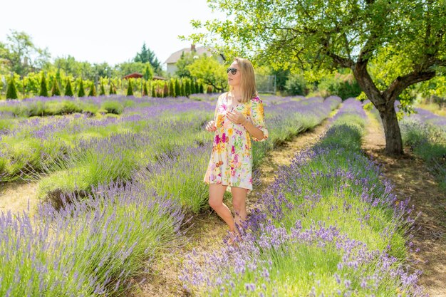 Vue arrière d'une femme debout sur le terrain