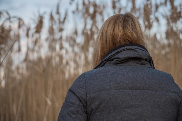 Vue arrière d'une femme debout sur le terrain