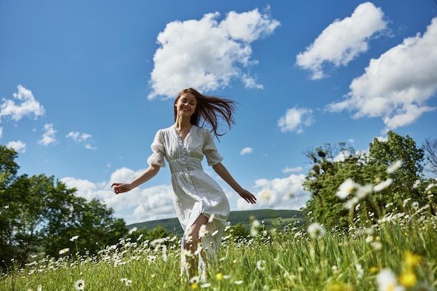 Vue arrière d'une femme debout sur le terrain