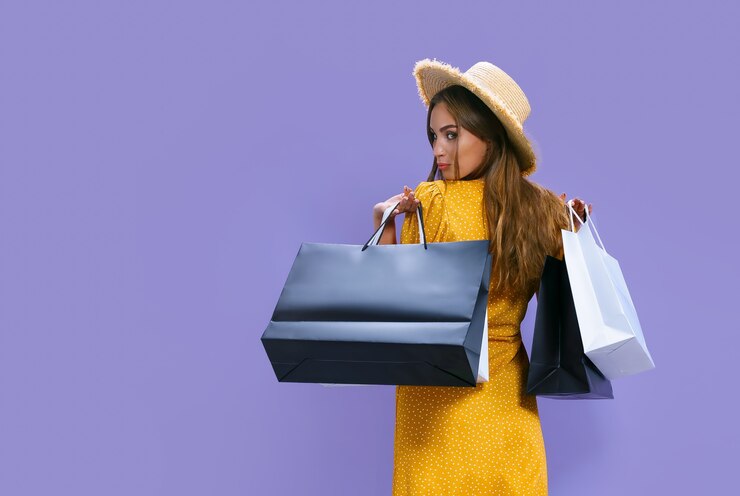 Photo vue arrière de la femme détient des colis après avoir fait du shopping sur fond violet rabais sur les ventes du vendredi noir