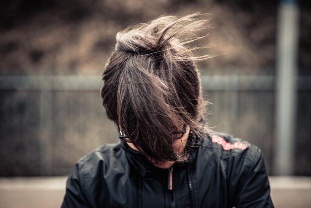 Photo vue arrière d'une femme à l'extérieur