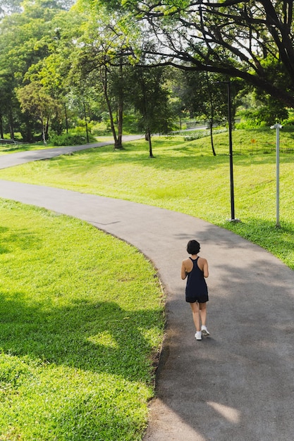 Photo vue arrière de la femme faisant du jogging dans le parc