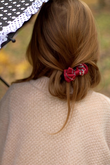 Photo vue arrière d'une femme avec une fleur rose