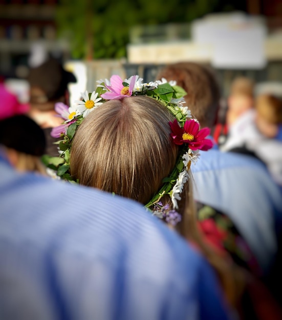 Photo vue arrière d'une femme avec des fleurs