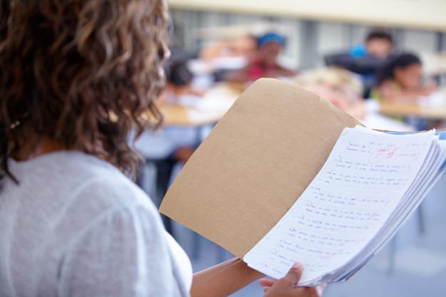 Photo vue arrière d'une femme lisant un livre