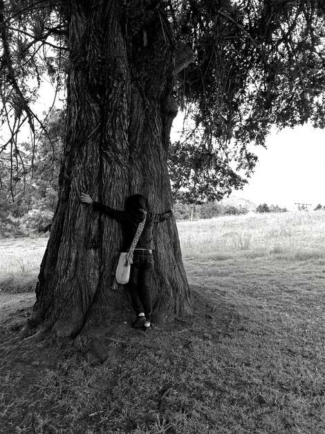 Photo vue arrière d'une femme marchant sur le champ