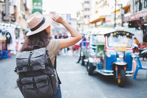 Vue arrière d'une femme marchant dans la rue en ville