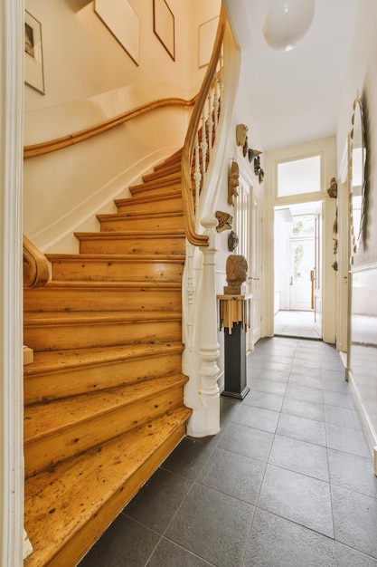 Photo vue arrière d'une femme marchant sur l'escalier