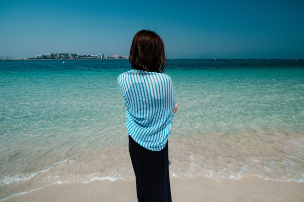 Vue Arrière D'une Femme Marchant Sur La Mer à Dubaï