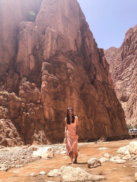 Photo vue arrière d'une femme marchant sur une montagne