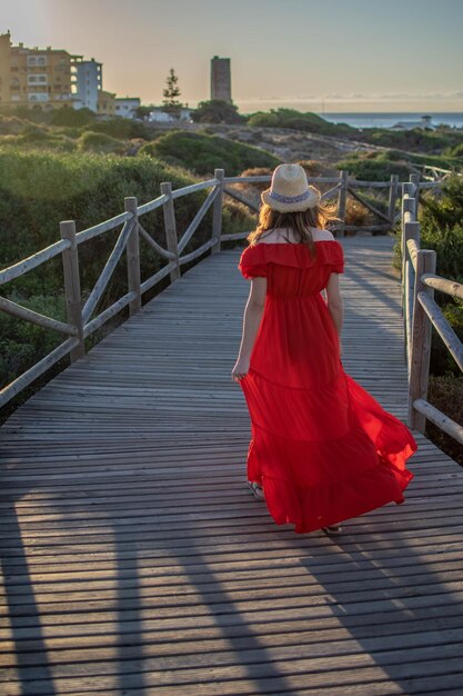 Photo vue arrière d'une femme marchant sur une passerelle