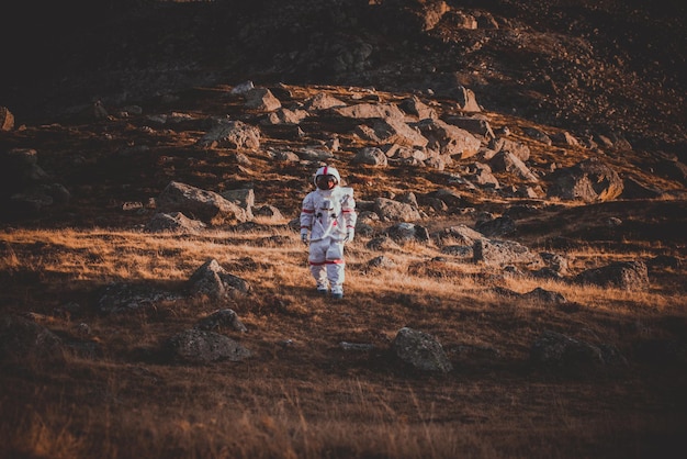 Photo vue arrière d'une femme marchant sur un rocher