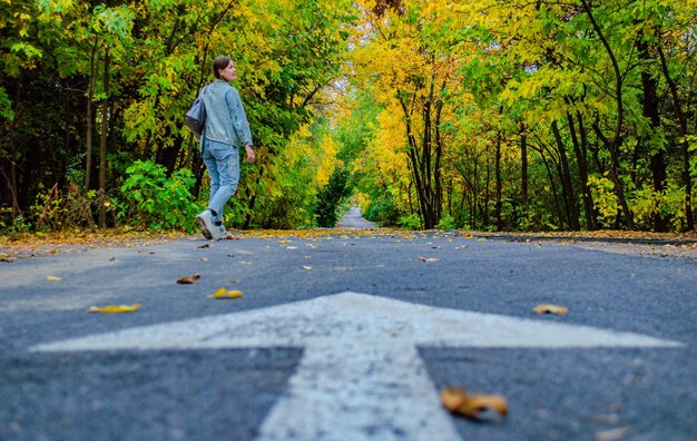 Photo vue arrière d'une femme marchant sur la route