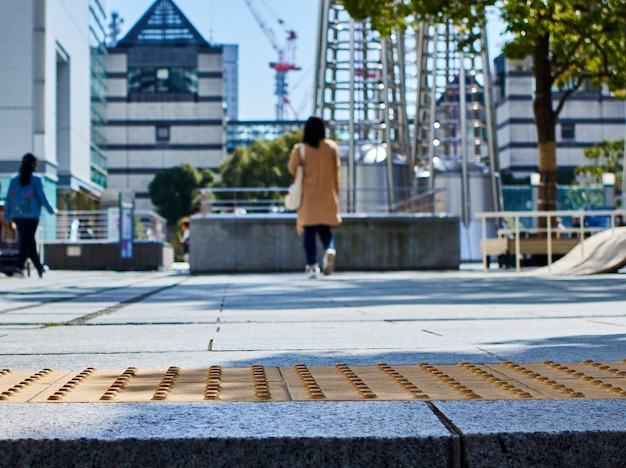 Photo vue arrière d'une femme marchant sur le trottoir