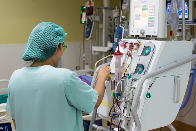 Vue arrière d'une femme opérant un équipement à l'hôpital