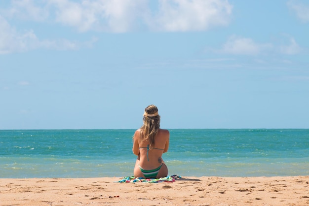 Vue arrière d'une femme sur la plage contre le ciel