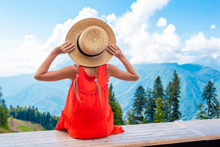 Photo vue arrière d'une femme portant un chapeau contre les montagnes contre le ciel