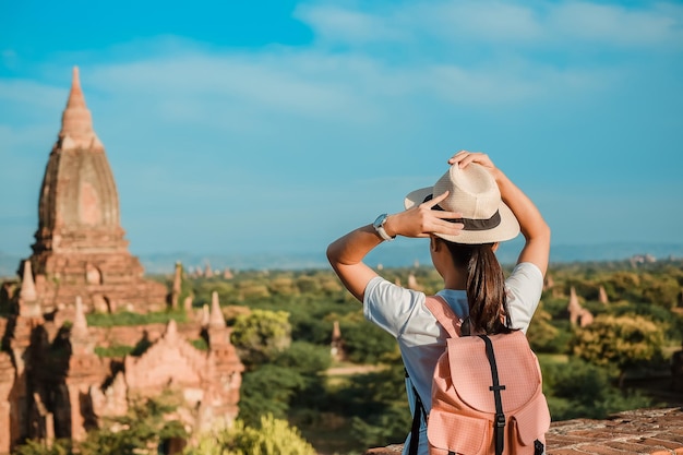 Vue arrière d'une femme portant un chapeau en regardant un bâtiment historique
