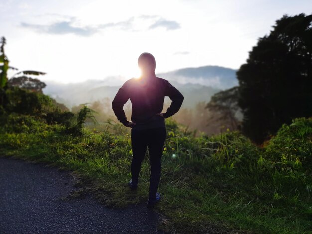 Vue arrière d'une femme qui court sur le terrain